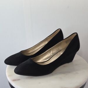 Bandolino Black Faux Suede Wedge Pumps Size 7.5